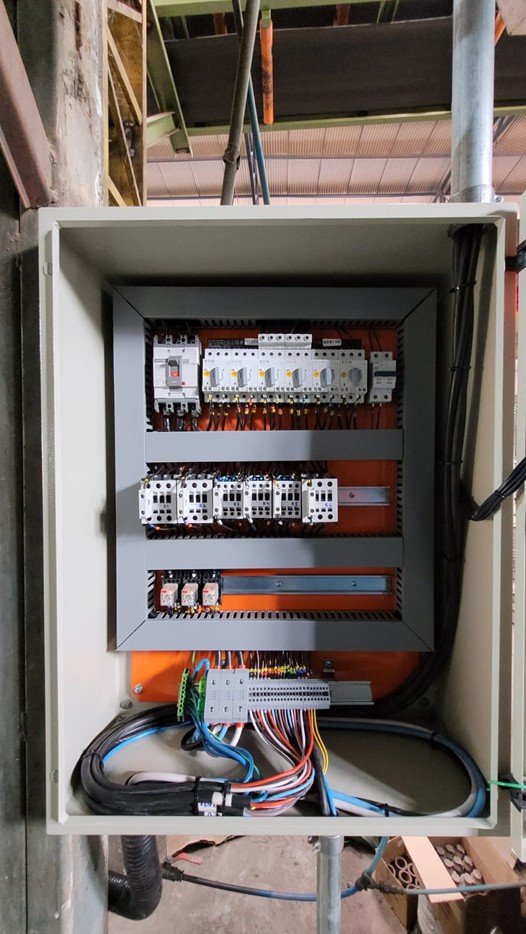 Comandos Elétricos Projeto, montagem e adequação de painéis elétricos de comando, potência e controle, conforme normas técnicas.
