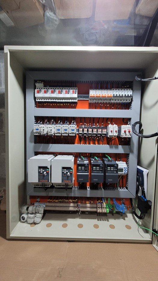 Comandos Elétricos Projeto, montagem e adequação de painéis elétricos de comando, potência e controle, conforme normas técnicas.